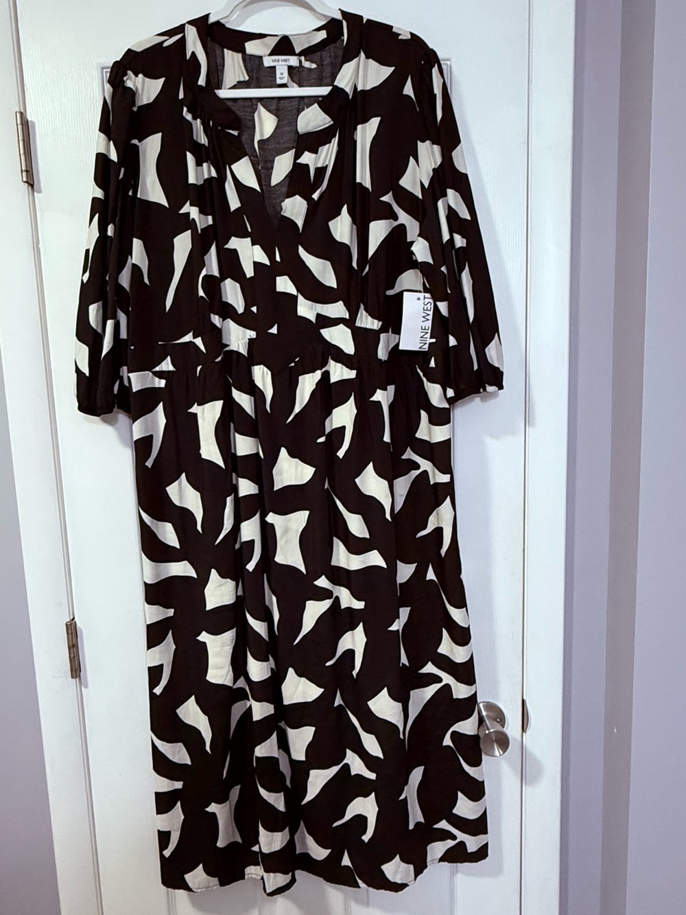 Nine West Black and Cream Abstract Print V‑Neck Midi Dress